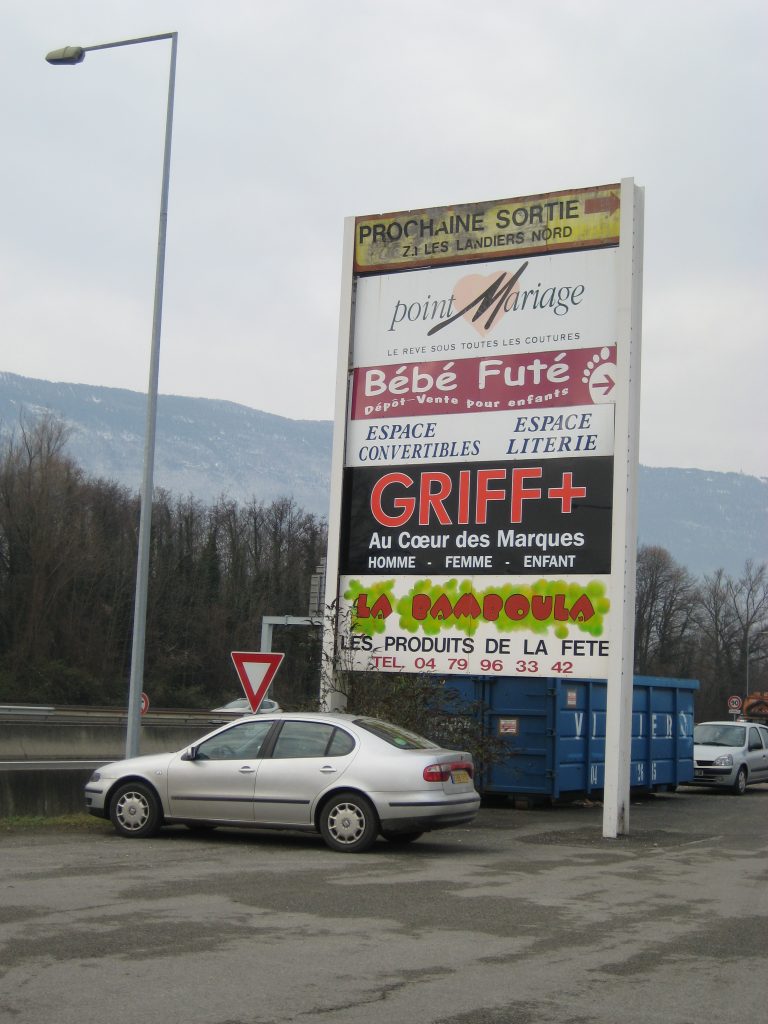 Totem publicitaire sur Chambéry