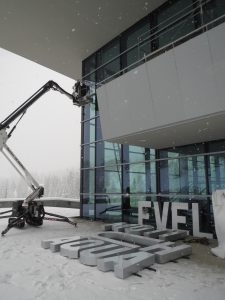 installation-enseigne-lumineuse-courchevel-facade-verre-nacelle-araignee-aquamotion