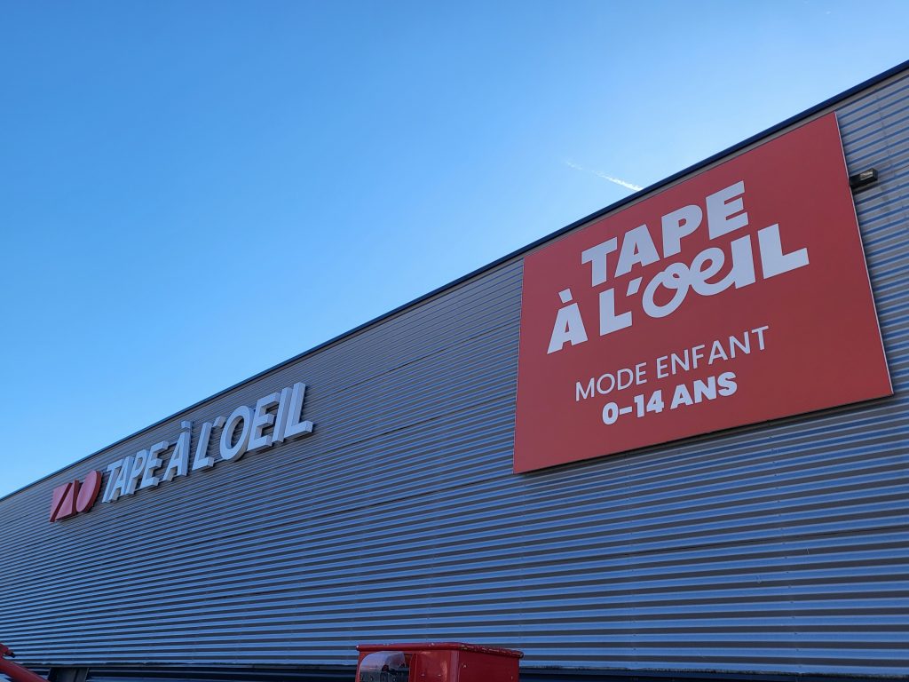 Panneau grand format sur facade à Chambery